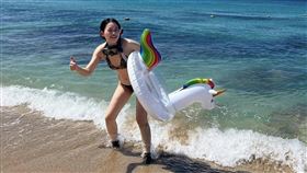 吳欣岱今（7）天傍晚貼出自己各種樣貌的照片，她指出，選哲之友姐妹會，找漂亮女生穿著情趣服飾跳熱舞，被批評是缺乏性別敏感度。（圖／翻攝自吳欣岱臉書）