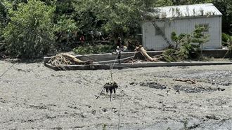 多圖／廬山溫泉成孤島　21遊客靠繩索渡河