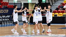 ▲瓊斯盃女籃賽事，中華白出戰菲律賓，拿下本屆首勝球員賽後擊掌。（圖／記者劉彥池攝影）
