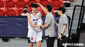 ▲瓊斯盃女籃賽事，中華白出戰菲律賓，總教練柯孟儀鼓勵游沁樺。（圖／記者劉彥池攝影）