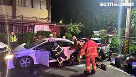 新北高男下車時遭到後車追撞，整個人被車門夾住無法動彈。（圖／翻攝畫面）