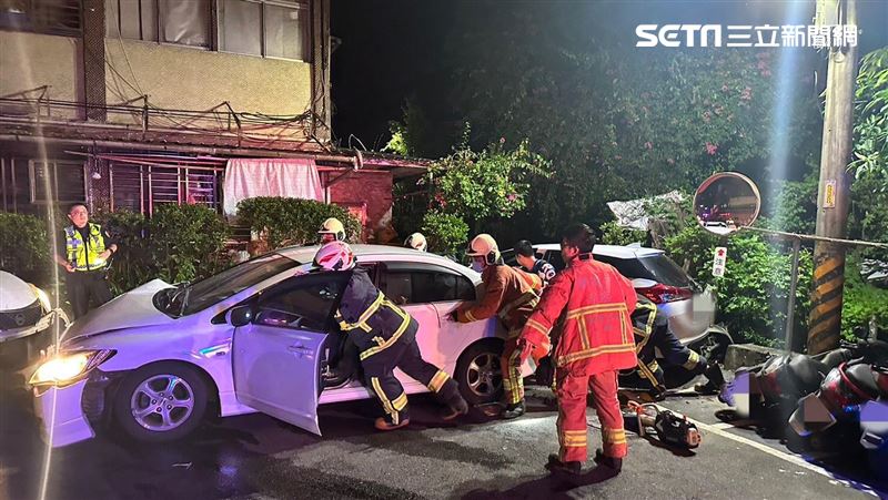 停好車跨出腳就挨撞　駕駛遭車門夾住險死