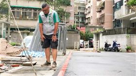 ▲立委參選人、里長莊銘淵在卡努颱風來襲前巡視水溝是否暢通，他說，雖然自己只是里長，但希望可以改變中和的政治生態。（圖／翻攝自莊銘淵臉書）