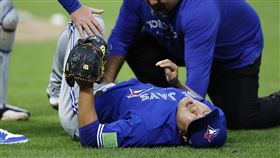 ▲柳賢振被強襲球擊中傷退。（圖／美聯社／達志影像）