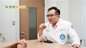 林乾閔副院長指出，過去有病人骨質較差、身體疾病較多，融合手術風險高。經討論後，採用氮化矽脊椎融合器，具抗菌功能且促進融合，順利且高融合率，未出感染併發症。