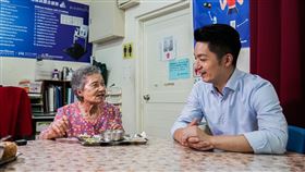 蔣萬安赴南機場樂活園地與長輩共餐。(圖/蔣萬安辦公室提供)