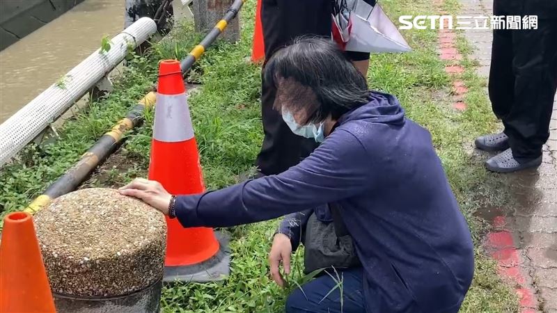 悲傷父親節！報平安2小時　女大生摔溝亡