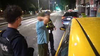 買速食司機不願等　酒醉男暴怒出腳狂踹