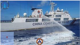中國海警水砲襲菲律賓補給船　分析：探測美啟動防衛底線（圖／翻攝自Philippine Coast Guard臉書）