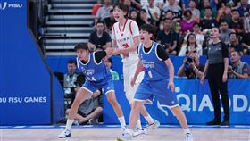 台灣女籃奮勇抵抗中國WNBA好手韓旭。（圖／大專體總提供）