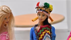 穿傳統服飾、鳳眼「泰山娃娃」2004年創立的「泰山娃娃產業文化館」除了展示美寧工廠產出的芭比娃娃及相關文物，後來更透過課程培訓學員製作軍裝、原住民、閩南、清代後宮服飾等，還創了具鳳眼、穿傳統服飾的「泰山娃娃」（右）。中央社記者高華謙攝  112年8月8日