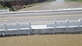 陝西黃河大橋護欄倒塌。（圖／翻攝自搜狐網）