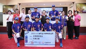 U12世界盃花蓮小將凱旋  徐榛蔚頒9萬獎金2023年第7屆U12世界盃少棒錦標賽台灣隊勇奪亞軍，全隊有5名選手來自花蓮縣，縣長徐榛蔚（後右5）8日頒發獎金新台幣9萬元，期勉小將們繼續在球場上發光發熱。（花蓮縣政府提供）中央社記者李先鳳傳真  112年8月8日
