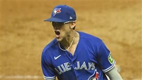 ▲藍鳥二壘手畢吉歐（Cavan Biggio）獨立完成雙殺。（圖／路透社／達志影像）