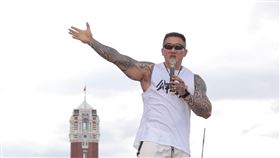 ▲716凱道集會，黃國昌、館長陳之漢最後壓軸宣布活動結束，並手牽手向在場群眾鞠躬致謝。（圖／記者楊澍攝影）