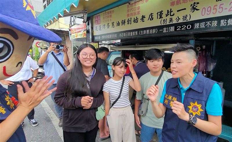 花警創意反詐宣導快閃　炸蛋蔥油餅現場送