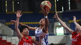 韓國隊完美限制住菲律賓第一中鋒潔丹尼爾。（圖／中華籃協提供）