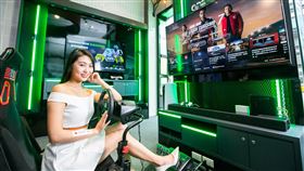 到台灣大威秀直營門市體驗「OP響樂生活」，還可搭配電競設備，享受身歷其境的賽車遊戲。（圖／電信業者提供）