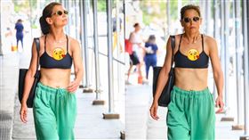 凱蒂荷姆斯辣穿中空裝，大秀小蠻腰。（圖／美聯社／達志影像）