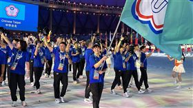 成都世大運開幕台灣代表隊進場第31屆成都世大運28日晚舉行開幕儀式，台灣代表隊由「排球甜心」廖苡任（前）擔任掌旗官，率領65人進場。（大專體總提供）中央社記者黎建忠傳真  112年7月28日