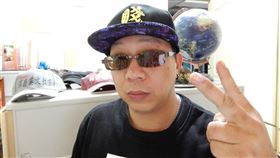 人氣YouTuber「蒟蒻」先前傳出死訊，8日晚突上新片表示「自己還活著」。（圖／翻攝自蒟蒻講幹話臉書）