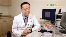 王嘉康說明，新型「精準微脈衝環形囊切口術」使用自動化微型器械，可精準吸附在水晶體前囊正中間定位，讓切割環完全服貼在囊袋上，在0.004秒完成脈衝擊發，製作出一個堅固完整的圓形切口，大幅減少術後引發的散光風險。