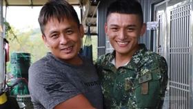 爸我來了！特戰兵涉水3公里救出受困爸媽（圖／第五作戰區提供）