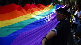 台灣同志遊行登場　巨幅彩虹旗開道一年一度的台灣同志遊行31日在台北登場，同志遊行在台已邁入第18屆，主題從2003年的「看見同性戀」到今年的「成人之美」，主辦單位認為，如今性多樣社群不只需要被看見，也需要社會大眾的理解，並尊重每個人的認同。中央社記者王騰毅攝  109年10月31日