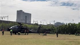 阿帕契直升機竹北演練隸屬陸軍航特601旅的一架AH-64E阿帕契直升機，29日在高鐵新竹站附近空地現身，直升機盤旋繞行2回後，確認地形和氣流方向等，降落在高鐵站旁的空地，吸引不少軍事迷前來。中央社記者郭宣(文三)攝  109年10月29日
