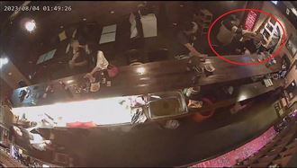 嫌冷氣不冷亮槍恐嚇　男交保再發文恐嚇