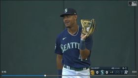 ▲水手中外野手羅德里奎茲（Julio Rodriguez）演技騙到打者主播和球評。（圖／翻攝自MLB官網）