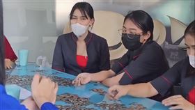 一名泰國人拿30萬硬幣買新車。（圖／翻攝自@toyotadeeyiamubon抖音）