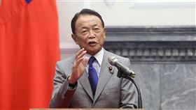 麻生太郎以海賊王魯夫喻台日關係（1）日本前首相麻生太郎率團訪台，8日在總統府致詞表示，日本漫畫「海賊王」主角魯夫從沒背叛過朋友、對朋友見死不救，與周遭人士維持良好人際關係，最後成為整個集團的領袖。他以此作為比喻，希望台灣跟日本之間的關係也能夠綿延流長。中央社記者鄭傑文攝  112年8月8日