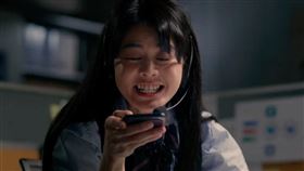 白癡公主在《攻心諜戰》預告化身豬隊友，表情誇張。（圖／Netflix提供）