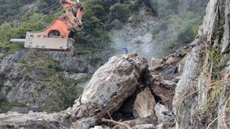 工人爬6樓高鑽百噸巨石　中橫便道今搶通