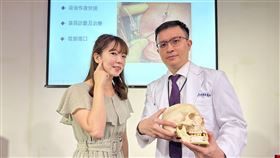 陳老師（左）罹患「顳顎關節症候群」，張口度只剩下正常值不到一半，羅文甫醫師（右）建議接受微創顳顎關節鏡手術，微創傷口小僅0.5公分。（圖／中醫大附醫提供）