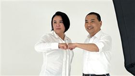 侯友宜跟藍委參選人陳玉珍、徐巧心、羅智強等人拍宣傳照。(圖/侯友宜競選辦公室提供)