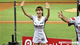 ▲樂天女孩林襄戀情曝光，照常在場邊應援。（圖／記者劉彥池攝影）