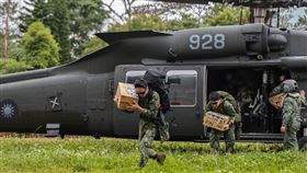 總統蔡英文今（9）日在臉書貼出國軍支援南投山區救災照片。（圖／翻攝蔡英文臉書)