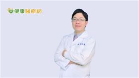 孟繁俊醫師說明，若癌細胞轉移到腦部，依腫瘤生長位置，可能初期沒有症狀，但若腫瘤壓迫到腦神經或出血，則可能出現癲癇、癱瘓、影響視力、吞嚥能力等宛若中風的症狀。