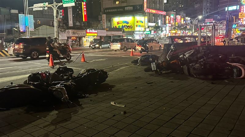 汽車失控撞待轉區　10餘輛機車被掃飛