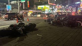 汽車失控撞待轉區　10餘輛機車被掃飛