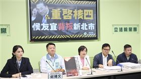 侯友宜提核四安全重啟  綠委：背叛新北市民民進黨立委劉世芳（中）、莊瑞雄（右2）、洪申翰（右）、賴品妤（左）及新北市立委參選人何博文（左2）9日在立法院舉行記者會，質疑國民黨總統參選人侯友宜主張推動核四安全重啟的能源政策，違背當初競選新北市長的承諾，為了要選總統，就背叛新北市民，非常惡劣。中央社記者張皓安攝  112年8月9日