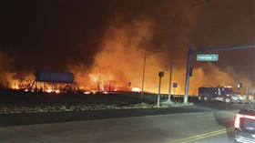 強風助長野火延燒，夏威夷拉海納鎮受到野火侵襲。（圖／美聯社／達志影像）