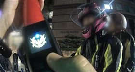新制上路，酒駕一律吊扣車牌2年。鍾姓外送員在家飲酒得不償失。（圖／翻攝畫面）