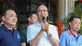 朱立倫陪同侯友宜、邱若華到桃園大溪普濟堂上香祈福。(圖/國民黨提供)