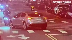北市陳男開車搶快左轉撞飛對向機車騎士。（圖／翻攝畫面）