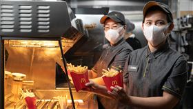 餐飲業因疫後拓點的需要，加上缺工壓力有增無減，陸續以正職排班穩定、福利較優吸引人才。（圖／台灣麥當勞提供） 