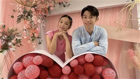 賴慧如和老公劉家銘在戶政事務所登記結婚。（圖／大藝娛樂提供）