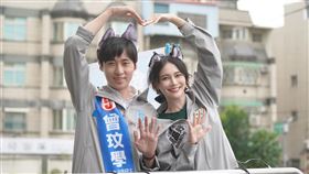 賴品妤衝苗栗助選！車上同框曾玟學比心　萬人嗨喊：怎沒開到戶政事務所。（圖／翻攝自賴品妤臉書）